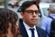 Sentencian a dos años y medio de prisión al médico que vendió ketamina a Matthew Perry antes de su muerte.