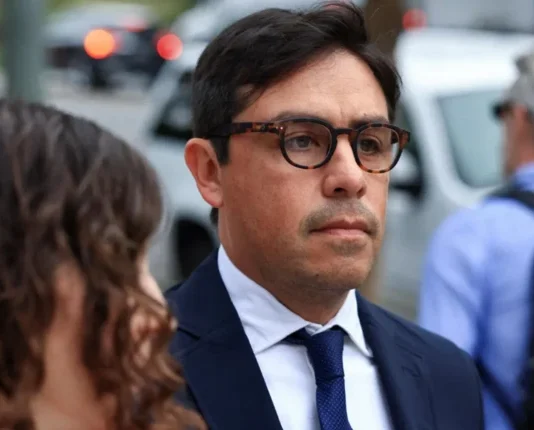 Sentencian a dos años y medio de prisión al médico que vendió ketamina a Matthew Perry antes de su muerte.