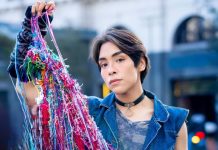 Más de 10 millones de personas hablan quechua, según la Academia Mayor de la Lengua Quechua, fundada en Cusco, Perú, en 1990. Es el idioma indígena más hablado en América. De allí que no sorprenda que haya surgido el fenómeno musical llamado Q-pop, que emplea el ritmo y estilo del K-pop de Corea del Sur, pero con letras en quechua. Jóvenes en Perú, Bolivia, Ecuador y partes de Chile y Argentina hablan quechua, una lengua sustancial de la cultura andina en Sudamérica. Y hasta allí ha llegado la influencia del género K-pop, que, según un reporte de 2025, es una industria de alcance global con un valor de mercado de US$ 14.000 millones. En cifras de 2022, el contenido generado por el Top 100 de los artistas de K-Pop alcanzó 90.400 millones de reproducciones de audio y video. BTS, la banda más famosa de K-pop, ha vendido más de 50 millones de álbumes en todo el mundo. En el resumen Spotify Wrapped 2025, BTS lideró la lista global de artístas de K-pop con más reproducciones, seguidos por Stray Kids, Jennie, Rosé, Huntr/X, Twice, Blackpink, Jungkook, Enhypen y Katseye. Es allí donde entra Lenin Tamayo, de 25 años, pionero del movimiento Q-pop. Nació en Lima, Perú, en el 2000, y es hijo de la cantante folclórica Yolanda Pinares. Sus canciones están cantadas en quechua, pero apoyadas en las coreografías y ritmos propios de las bandas de K-pop.